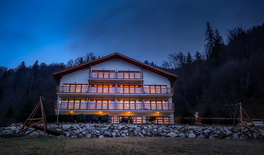 Panorama Pietrei Craiului Hotell Zărneşti Exteriör bild