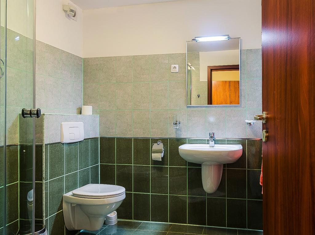 Panorama Pietrei Craiului Hotell Zărneşti Exteriör bild